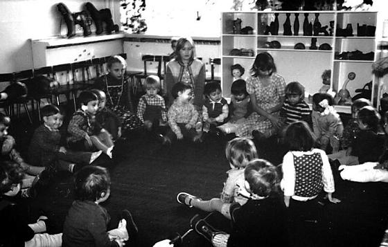 Ленск, школа номер 1. Посещение учениками школы детского сада, а также несколько фотографий в классе, 1984 год. Автор фото Дмитрий Попов