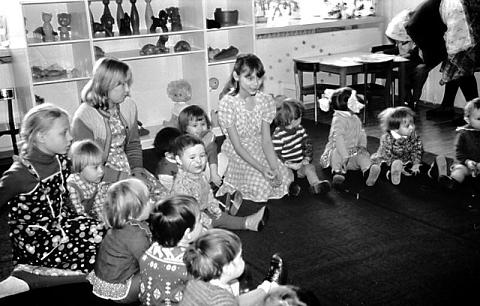 Ленск, школа номер 1. Посещение учениками школы детского сада, а также несколько фотографий в классе, 1984 год. Автор фото Дмитрий Попов