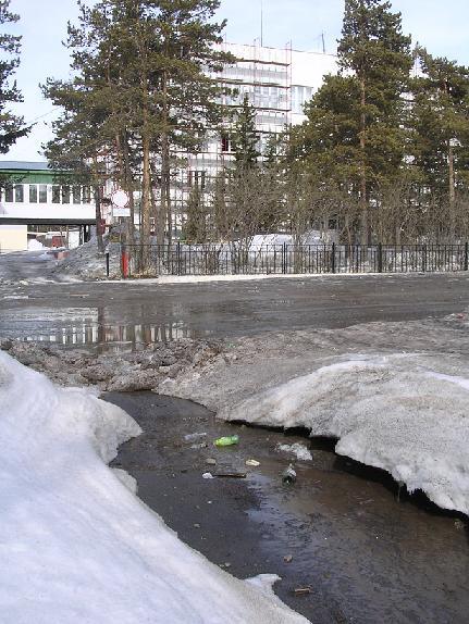 Вот такой непроходимый овраг обнаружился прямо напротив здания Администрации. Город Ленск, март 2008 года