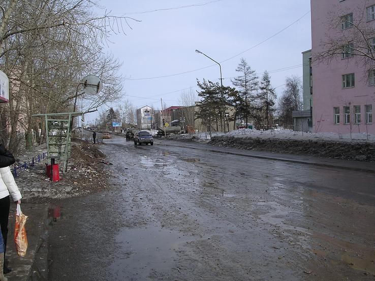 На этой фотографии видно, как специальные машины откачивают воду из большой лужи на пересечении улиц Ленина и Первомайской. Ленск