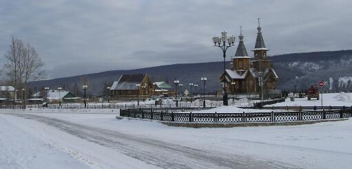 Ленск, перекресток улиц Ленина и Каландарашвили, вид на церковь