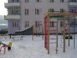 Детская площадка возле девятиэтажки